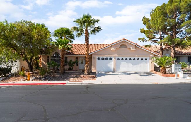 Single Story home w/ Beautiful Custom Pool!!!