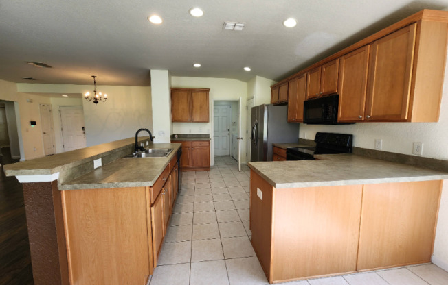 5768 SW 40 PL