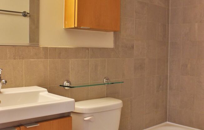 3 beds, 2 baths, $5,250, Unit 205