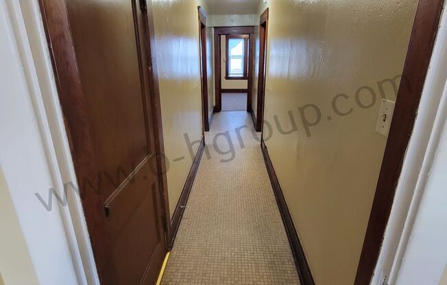 2 beds, 1 bath, 872 sqft, $865, Unit Upper