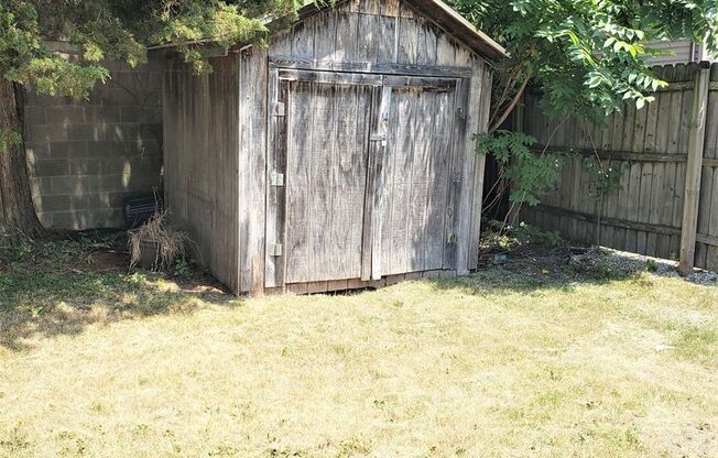 Cozy 3 bed 1 bath house Available