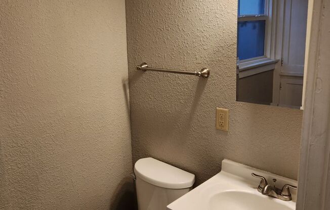 Studio, 1 bath, 500 sqft, $695, Unit Apt 2