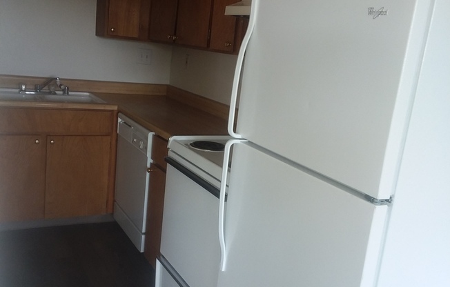 1 bed, 1 bath, 450 sqft, $975, Unit 415 Reno D*