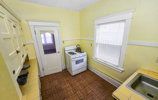 1288 W 23 ST