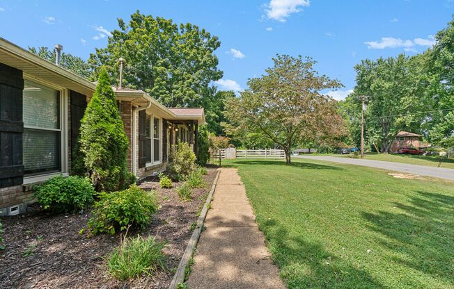 3 bedroom/1.5 bathroom home in Hendersonville!! Available NOW!! Dogs welcome