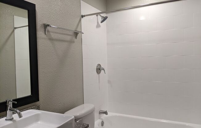 2 beds, 2 baths, 850 sqft, $1,295, Unit 221