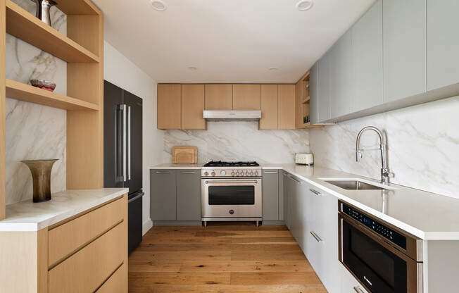 422 W 49 ST