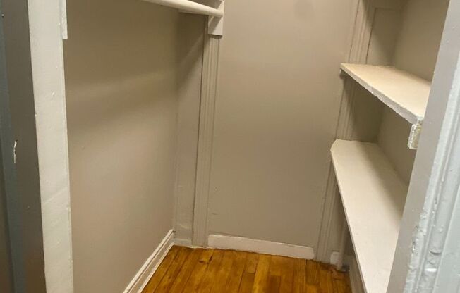 1 bed, 1 bath, $1,300, Unit 1521 Park Ave R -1R