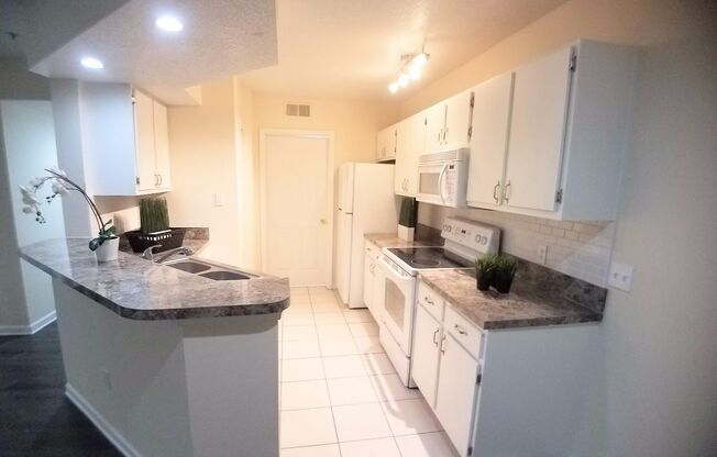 For Rent Beautiful 1/1 w covered GARAGE Condo @ Crest close to UCF  and Valencia College !!!