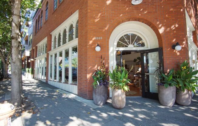 RARE Availability: Stunning Studio on Mississippi!