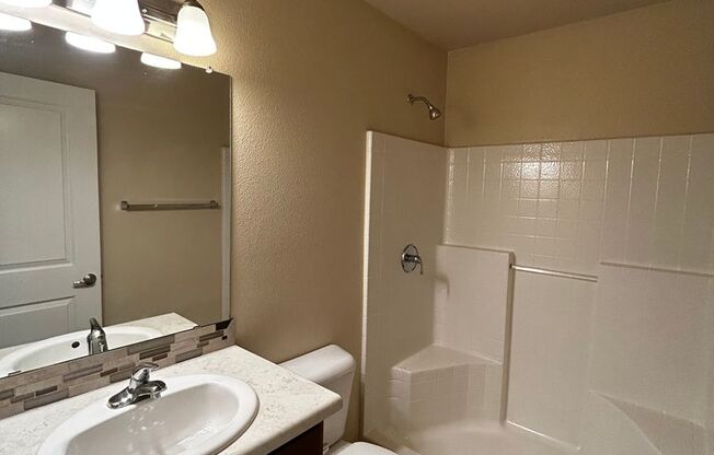 3 beds, 2 baths, 1,194 sqft, $1,595, Unit Unit 8