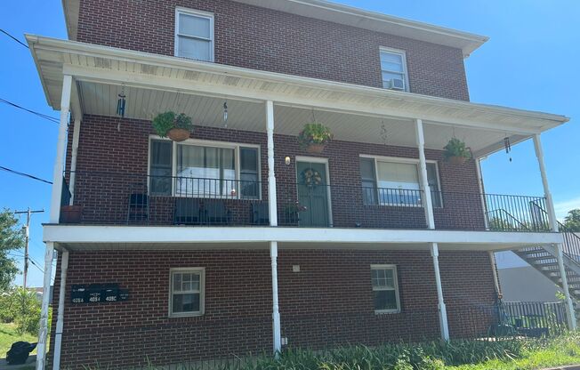 2 beds, 1 bath, $1,550, Unit Apartment A