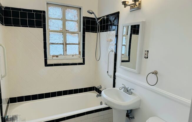 Studio, 1 bath, 420 sqft, $1,635, Unit 410