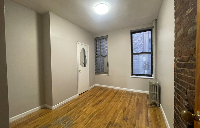 3 beds, 1 bath, $4,175, Unit 2