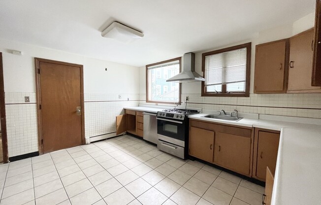 3 beds, 1 bath, $4,650, Unit 1