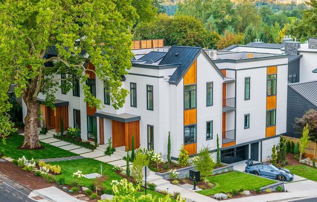 Skyview Townhome: Luxury Living in Lake Oswego's Premier First Addition Neighborhood