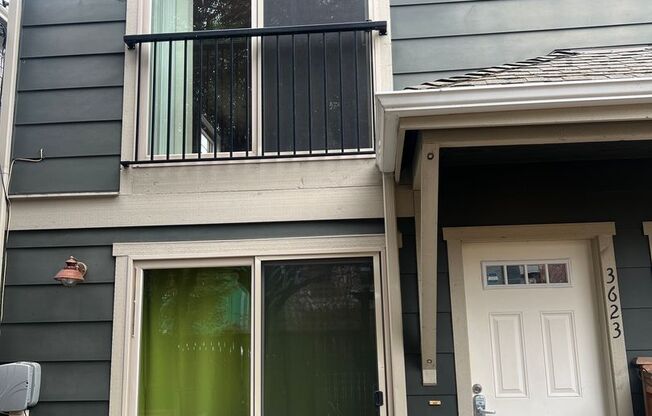 Available 1/0! Cozy townhouse in the Mt Baker neighborhood.