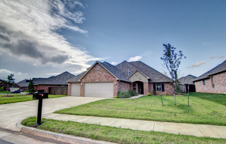 Wonderful 4 Bedroom + Bonus Room - Edmond Schools- Excellent Location, within one mile of Broadway!