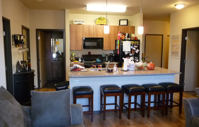 3 beds, 2 baths, 975 sqft, $3,750, Unit #323