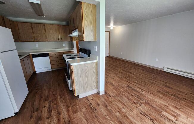 1 bed, 1 bath, 690 sqft, $1,200, Unit E-52