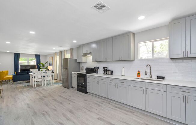 Fully furnished 4BD/3BR single-family house!