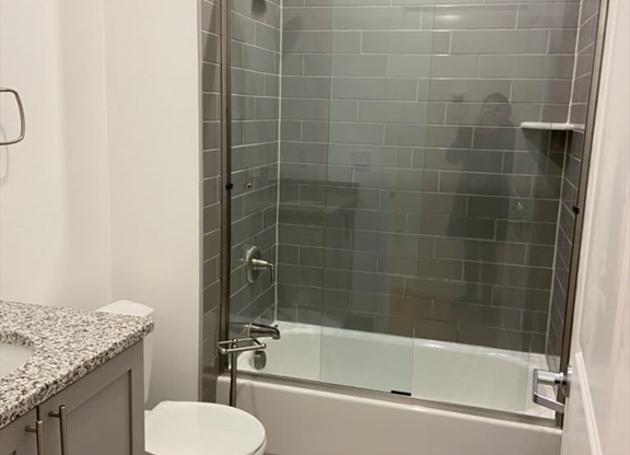 2 beds, 1 bath, $2,250, Unit 303