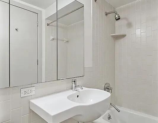 1 bed, 1 bath, $4,600, Unit 2J