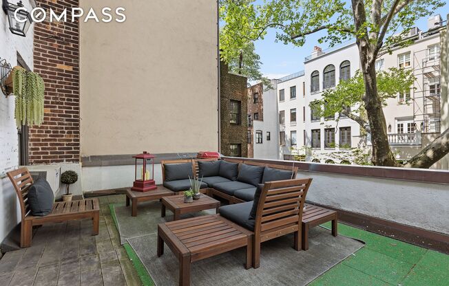 159 E 63 ST