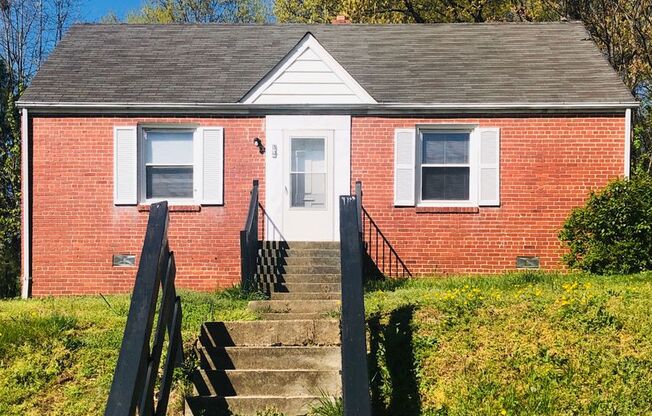Adorable 3 bdrm/1bath House with Huge Backyard!