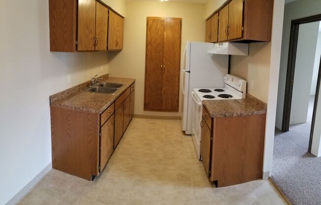 2 beds, 1 bath, 1,100 sqft, $925, Unit 2