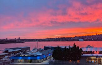 Half-off first month's rent!!!!!! Live on Lake Union. 2 bedroom, 2 bath condo with spectacular views.
