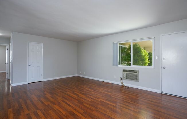 2 beds, 1 bath, 961 sqft, $2,100, Unit 13