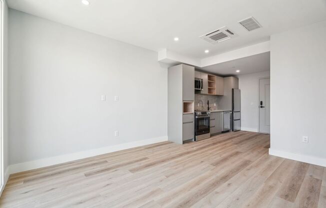 2 beds, 1 bath, $2,650, Unit 411