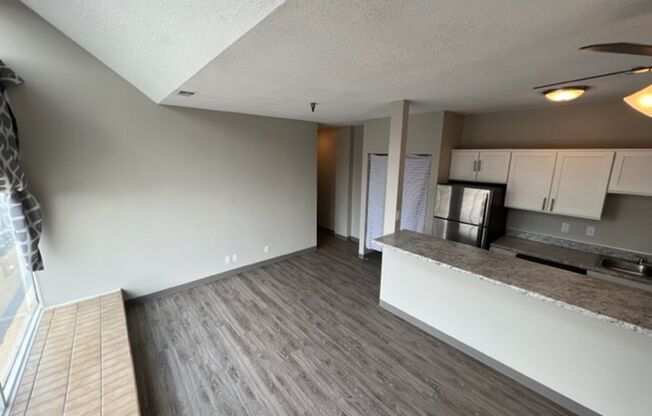 2 beds, 1 bath, 800 sqft, $1,000, Unit 204