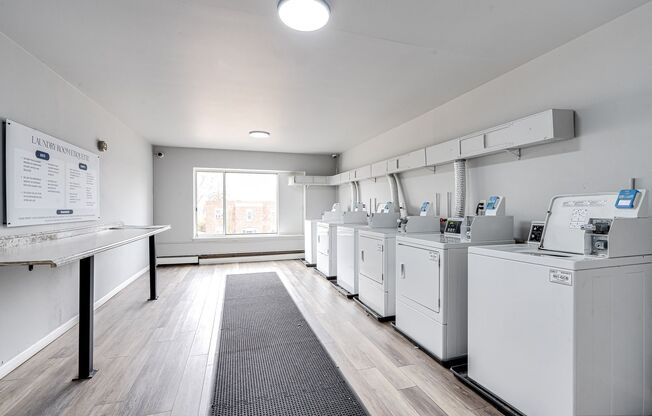 2 beds, 1 bath, 850 sqft, $1,049, Unit 433-305