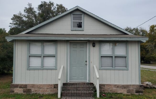 Cute 2/1 home with Florida room