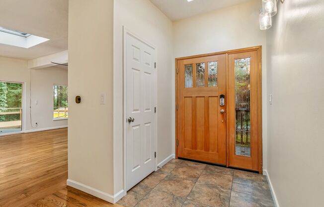 6 Bedroom Home minutes from Saltwater Park in Richmond Beach