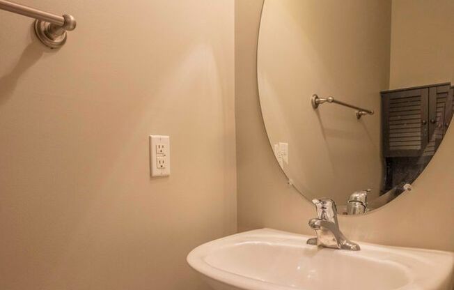 Charming 2Bed/2Bath w/ Den in Butchers Hill - Garage Parking!