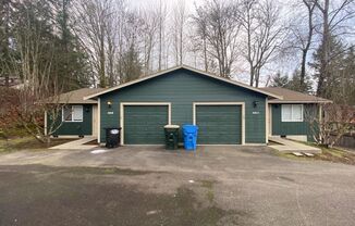 Large 3 bed 2 bath Duplex in Tumwater!  Easy to book Self Tour!