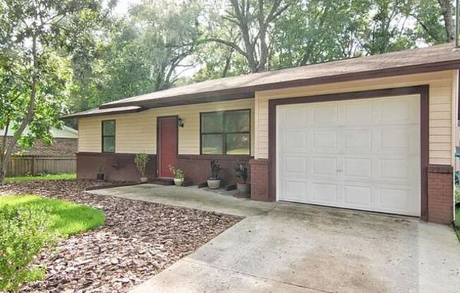 Welcome to this cozy 2-bedroom, 1-bathroom home located at 11907 NW 147th Pl in Alachua, FL.