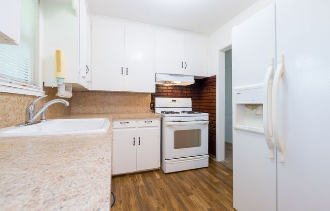 2 beds, 1 bath, $1,095