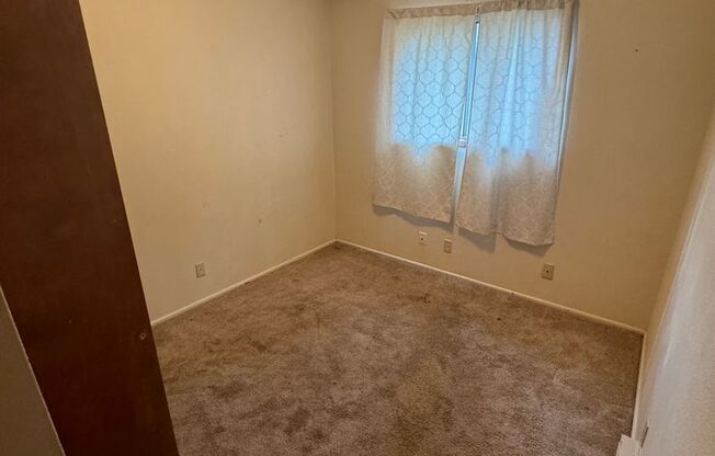 3 beds, 1 bath, 1,100 sqft, $1,600, Unit 2211