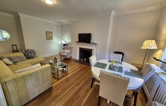 2 beds, 1 bath, 916 sqft, $4,000, Unit 27