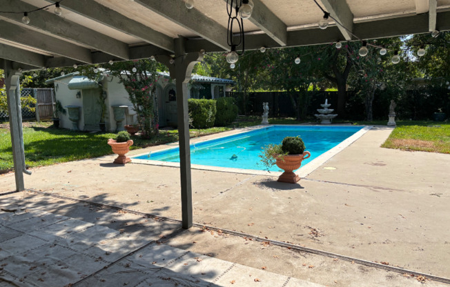 5338 W UNIVERSITY