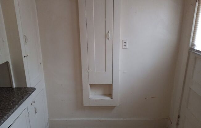 Studio, 1 bath, 390 sqft, $1,275, Unit 06