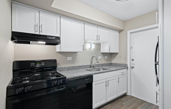Charming Kitchen | Apartments for Rent in Woodridge, IL | The Townhomes at Highcrest