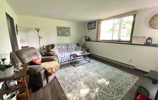 2 beds, 1 bath, $700, Unit 202