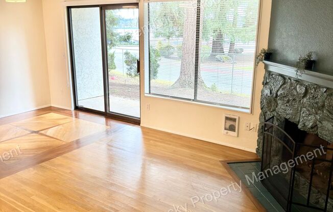 Great 1 Bedroom Condo in Kirkland with Reserved Parking! Utilities Included~