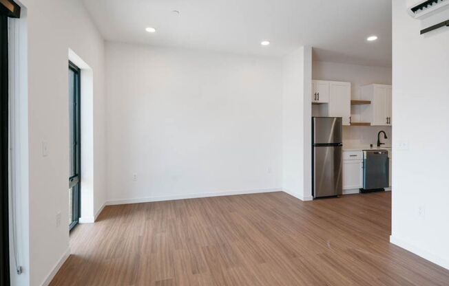 Studio, 1 bath, 445 sqft, $1,450, Unit 305