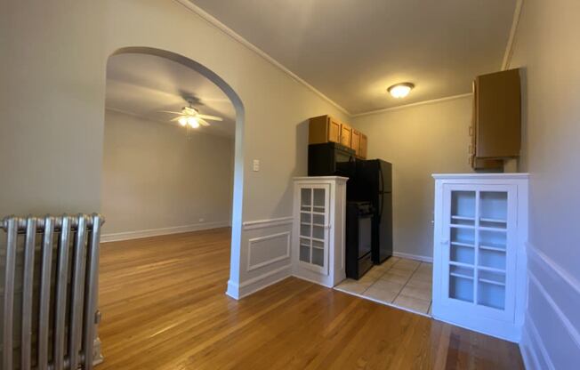 Kitchen and dining area - Charlie Chaplin One Bedroom